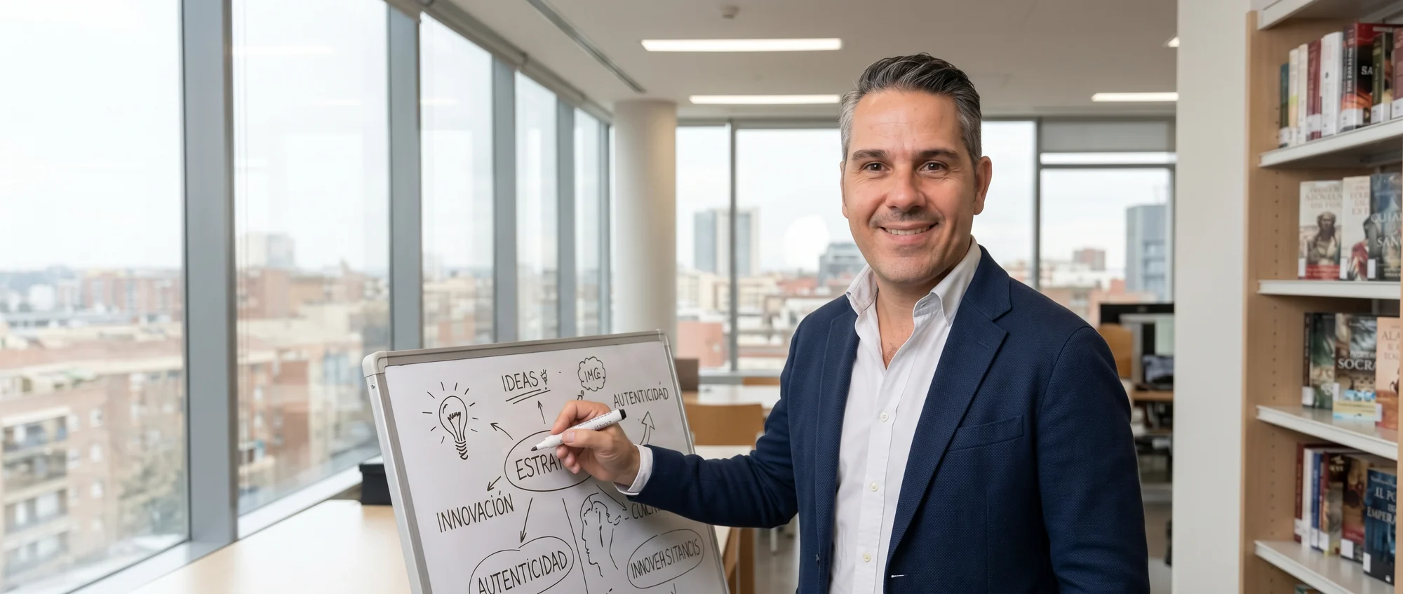 Carlos Benítez, consultor de marketing digital, junto a una pizarra con ideas de estrategia